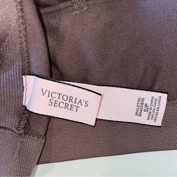 🔥 3 for $15 🔥
Victoria’s Secret strappy cutout bralette size small - Picture 3 of 10